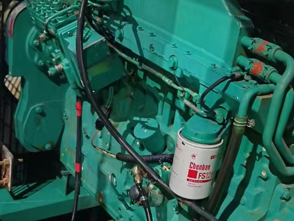 临桂如何确定新的发电机组控制系统是否与原系统兼容？